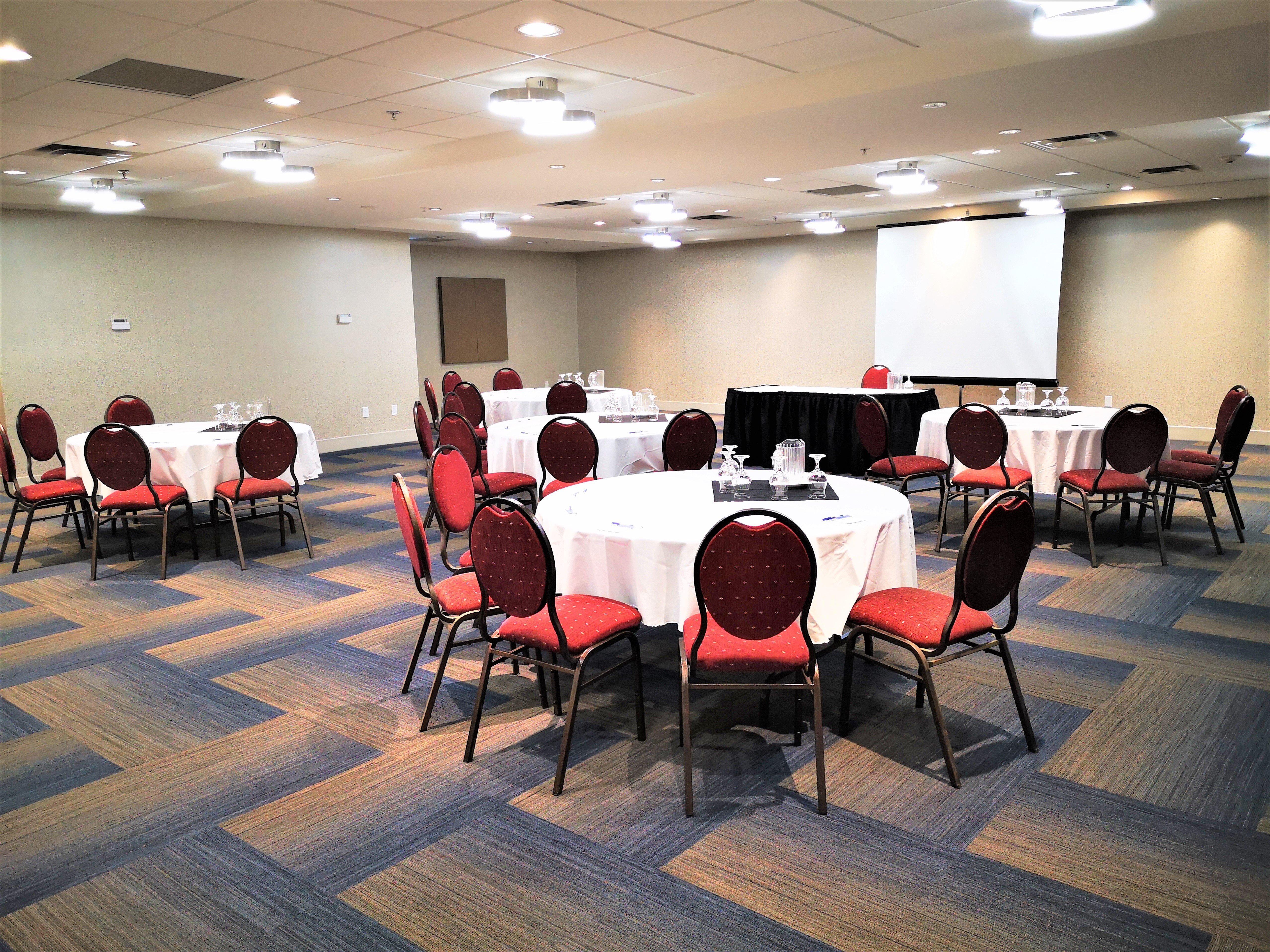 Holiday Inn Express And Suites Surrey By Ihg Extérieur photo