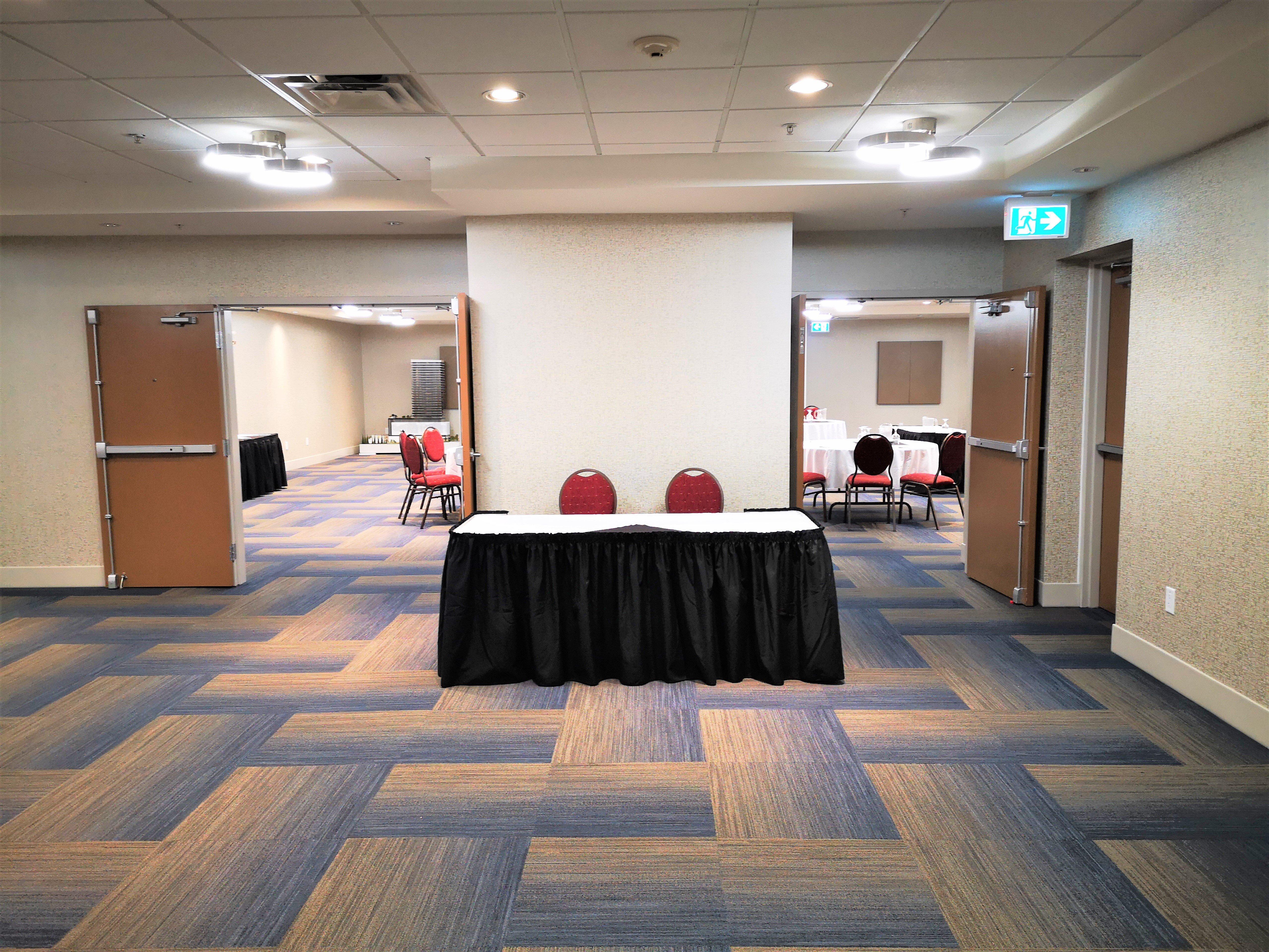 Holiday Inn Express And Suites Surrey By Ihg Extérieur photo