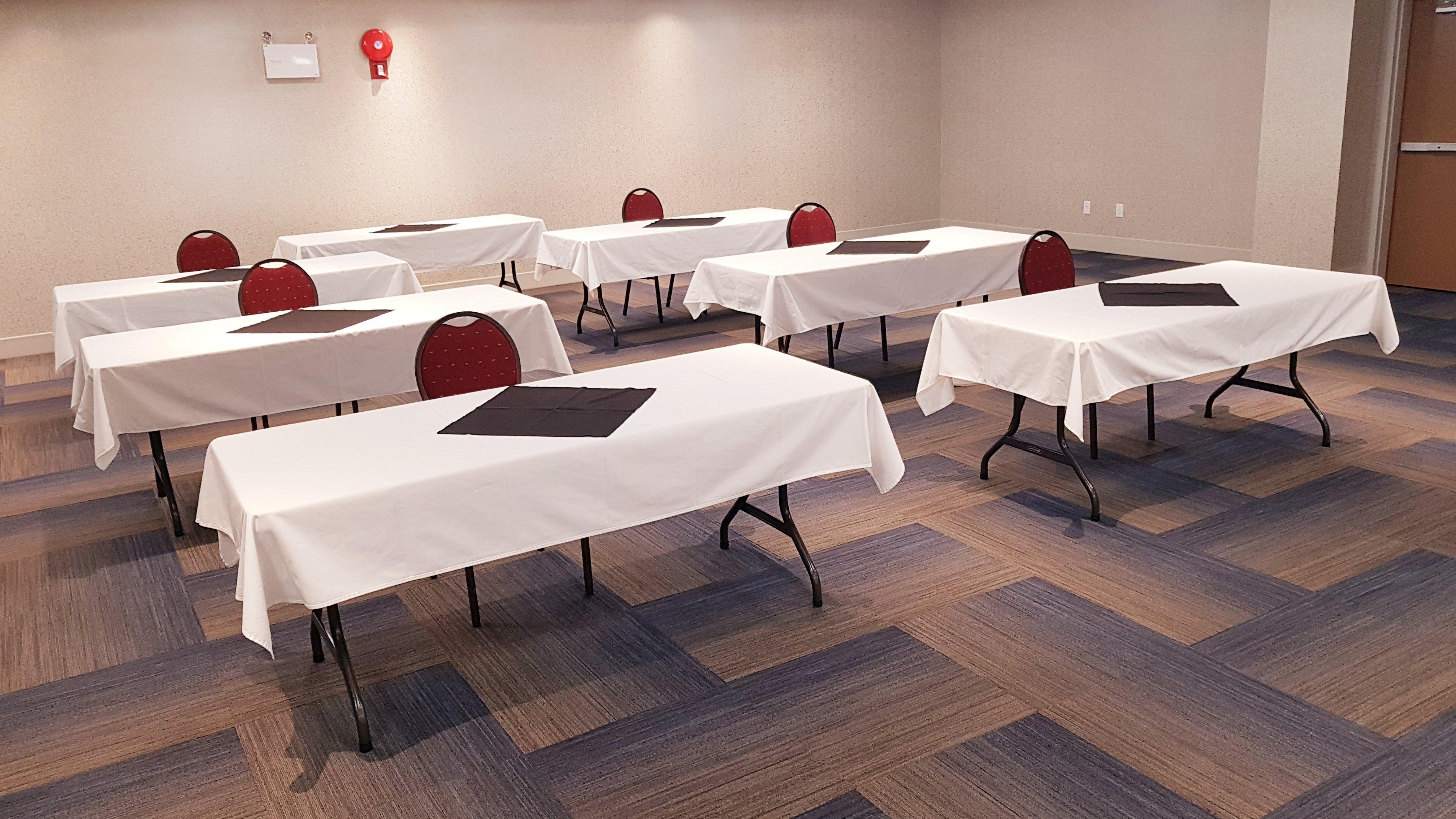 Holiday Inn Express And Suites Surrey By Ihg Extérieur photo