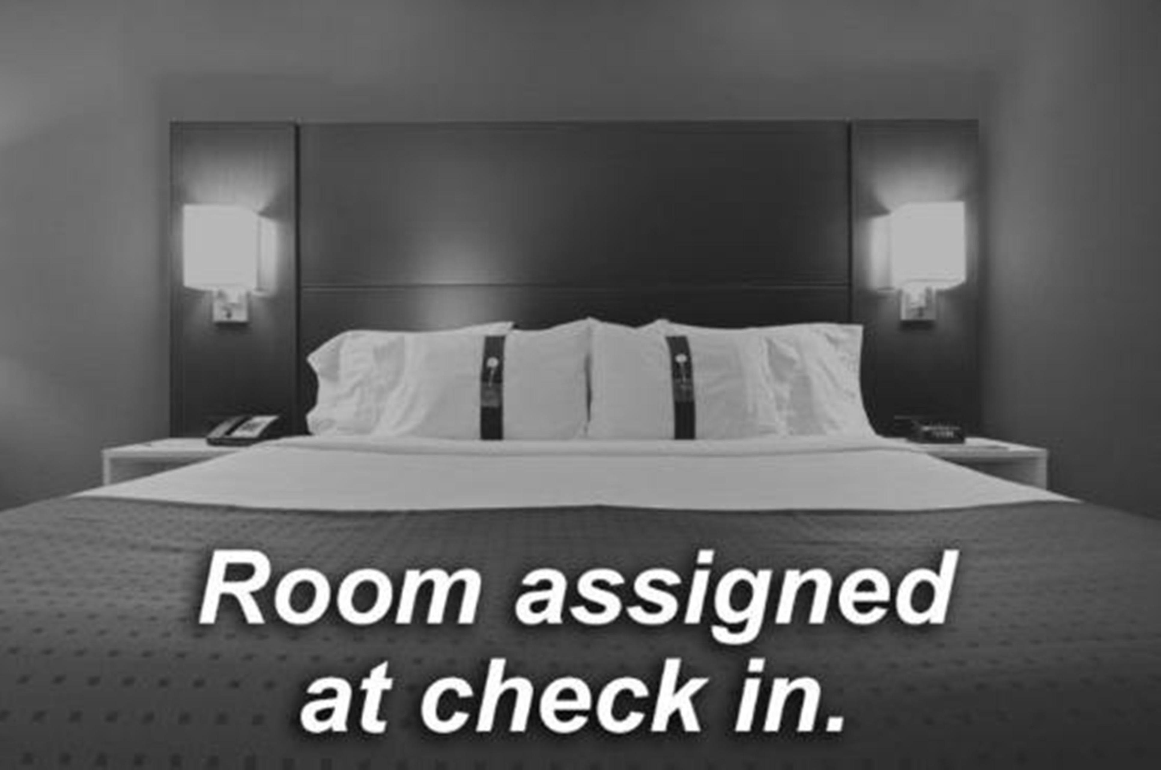 Holiday Inn Express And Suites Surrey By Ihg Extérieur photo