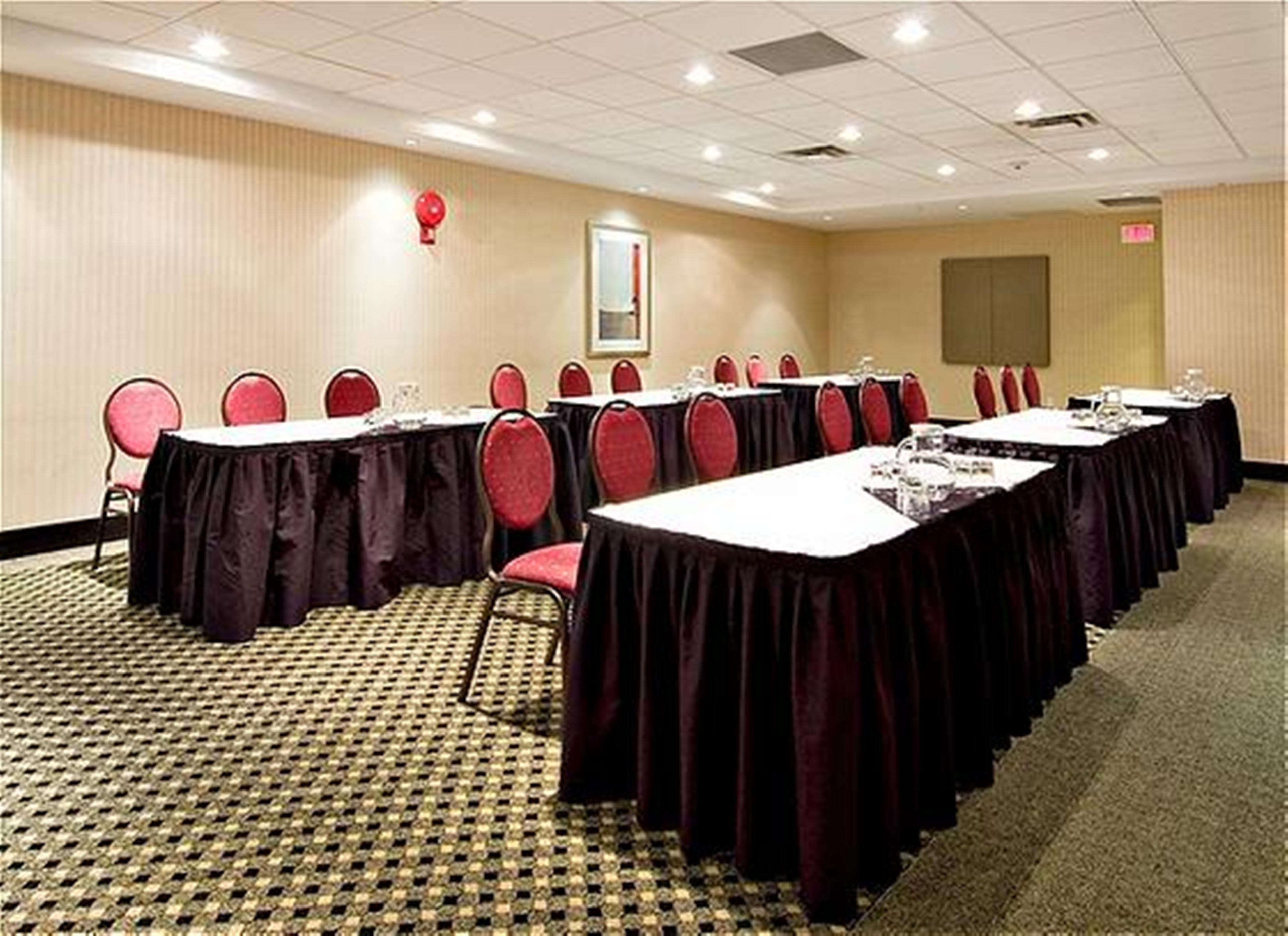 Holiday Inn Express And Suites Surrey By Ihg Extérieur photo