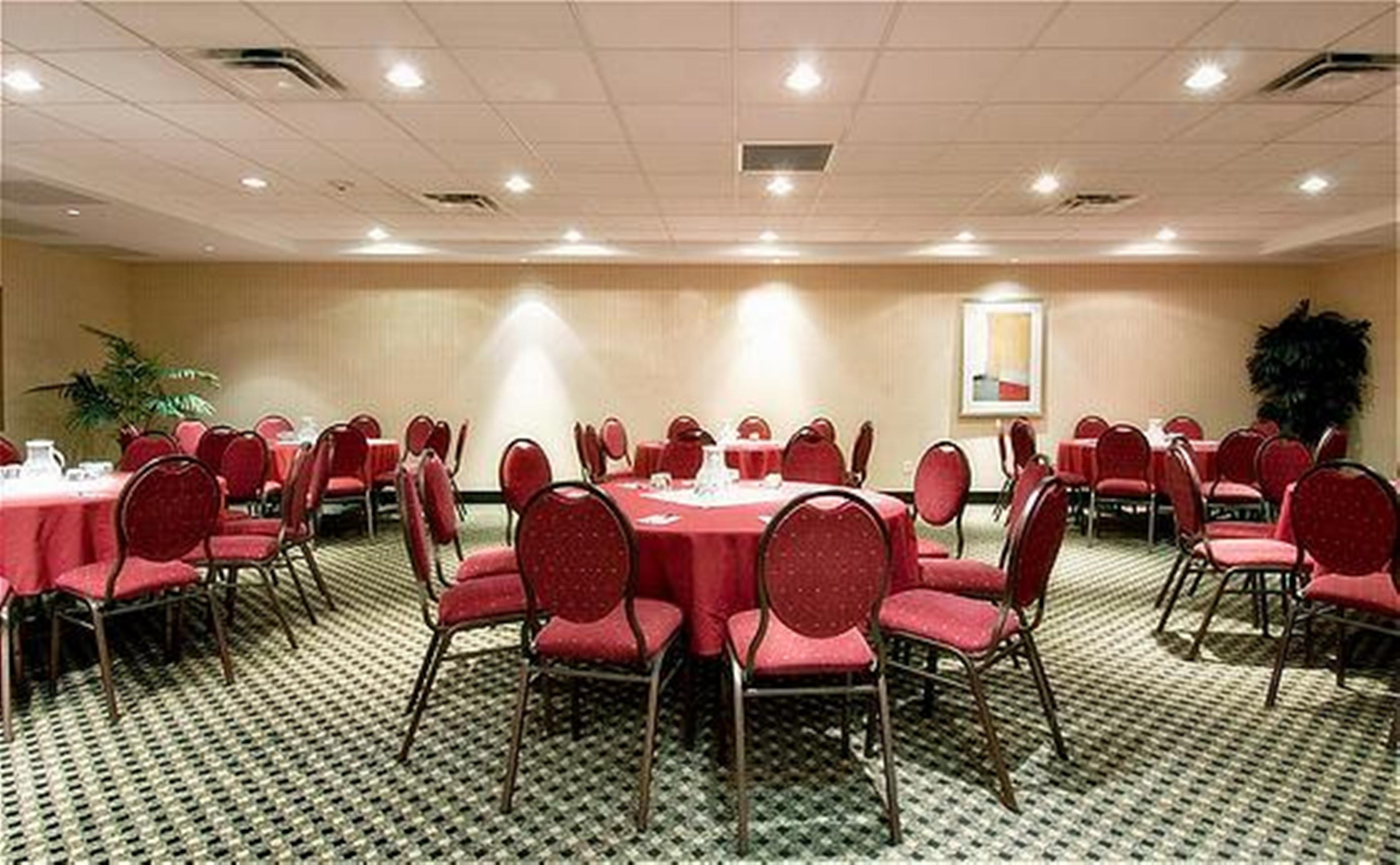 Holiday Inn Express And Suites Surrey By Ihg Extérieur photo
