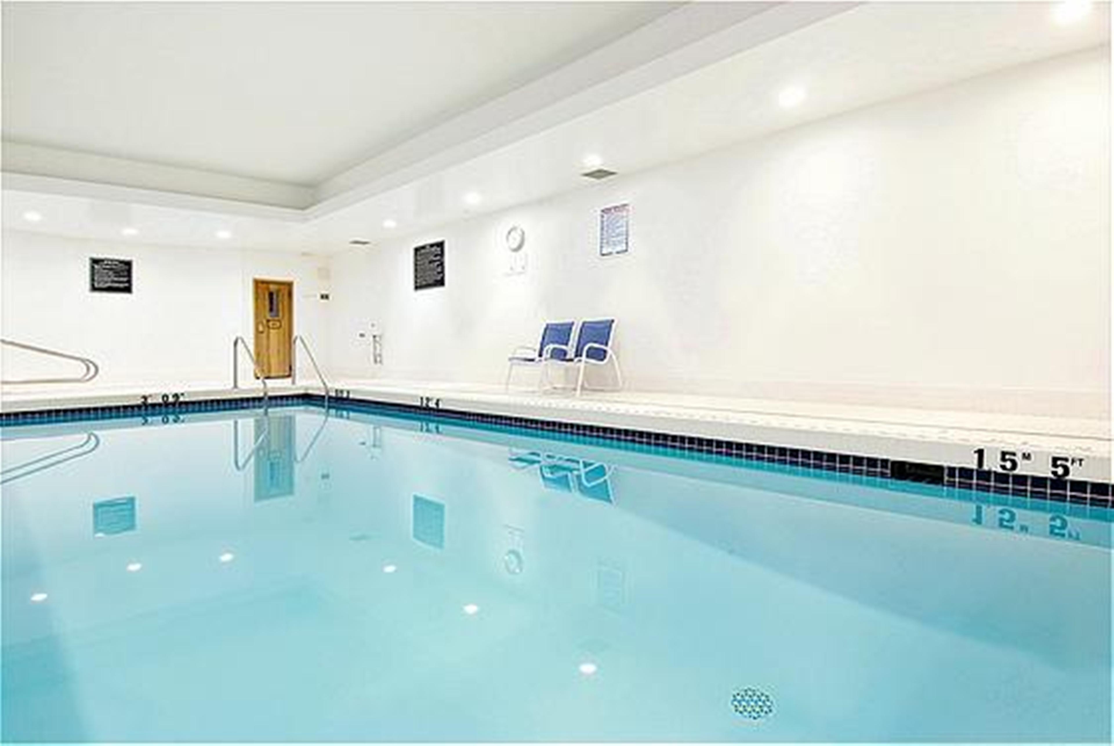 Holiday Inn Express And Suites Surrey By Ihg Extérieur photo