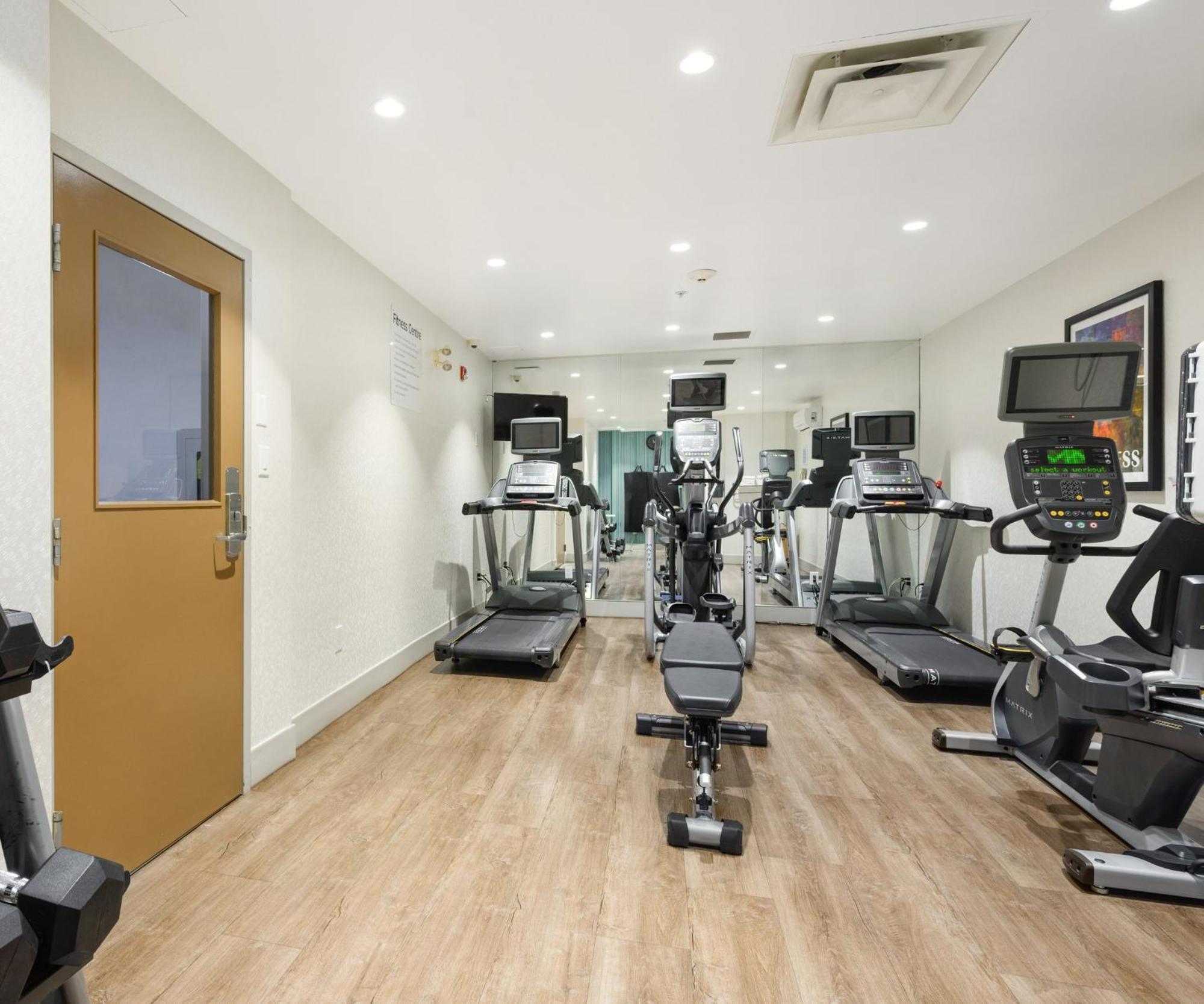 Holiday Inn Express And Suites Surrey By Ihg Extérieur photo
