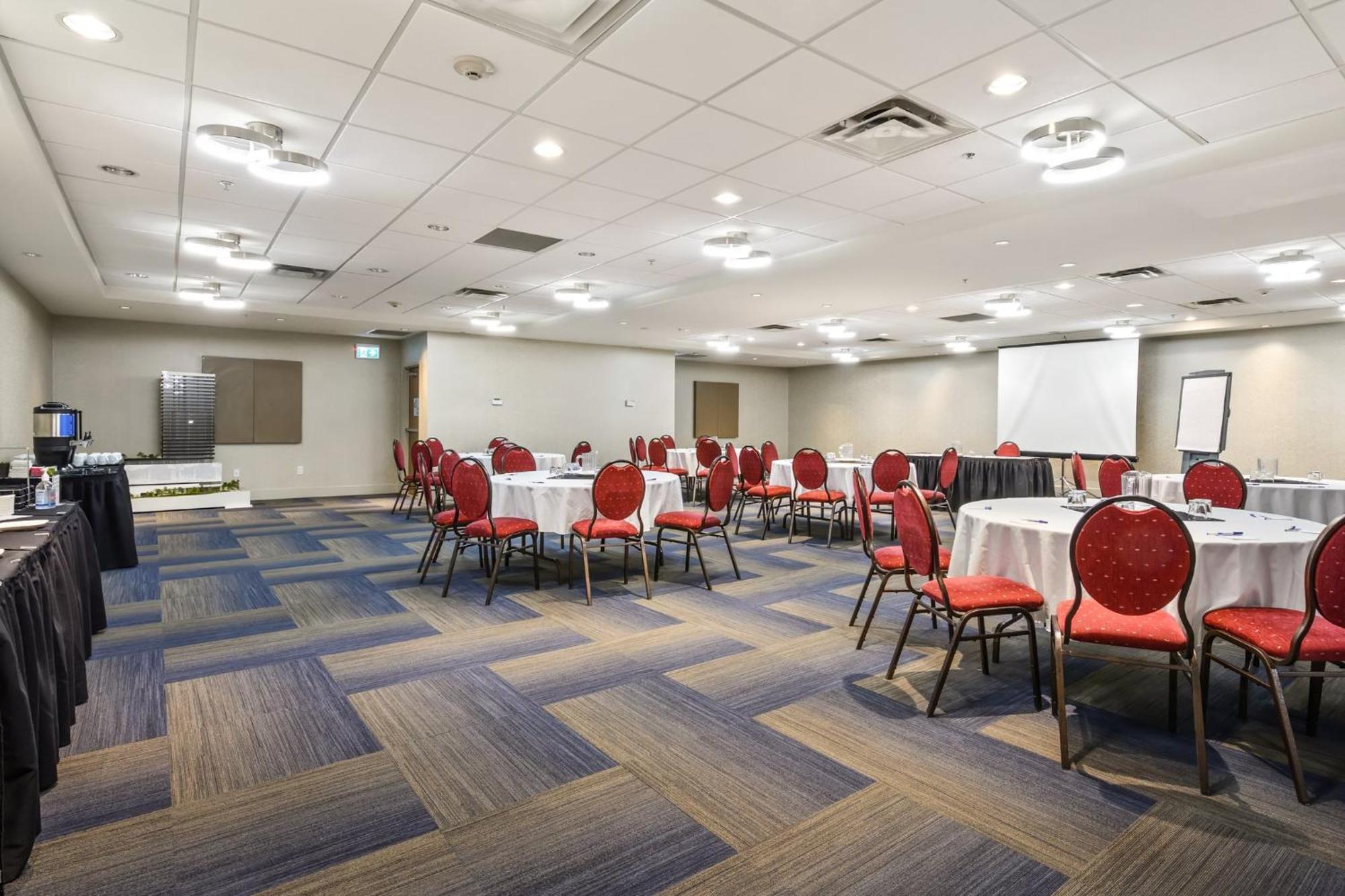 Holiday Inn Express And Suites Surrey By Ihg Extérieur photo