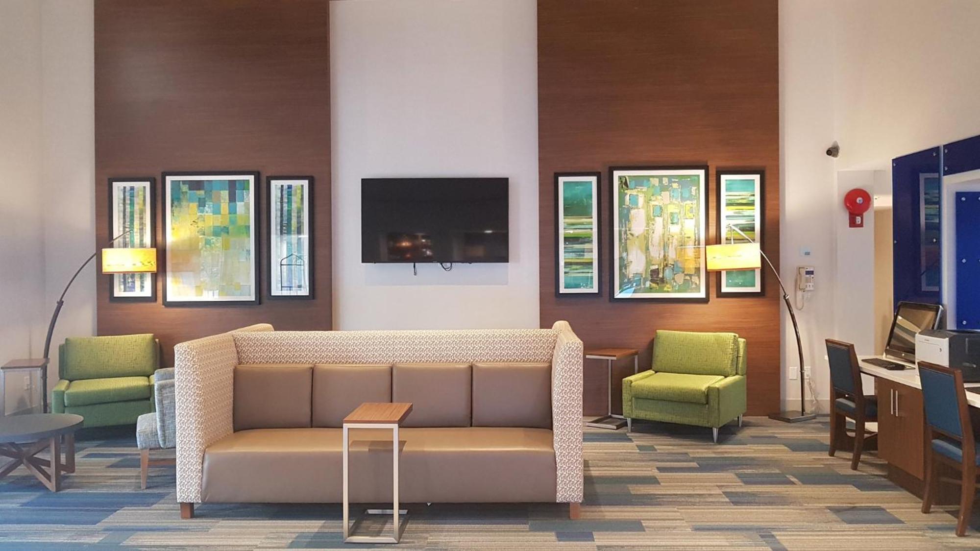 Holiday Inn Express And Suites Surrey By Ihg Extérieur photo