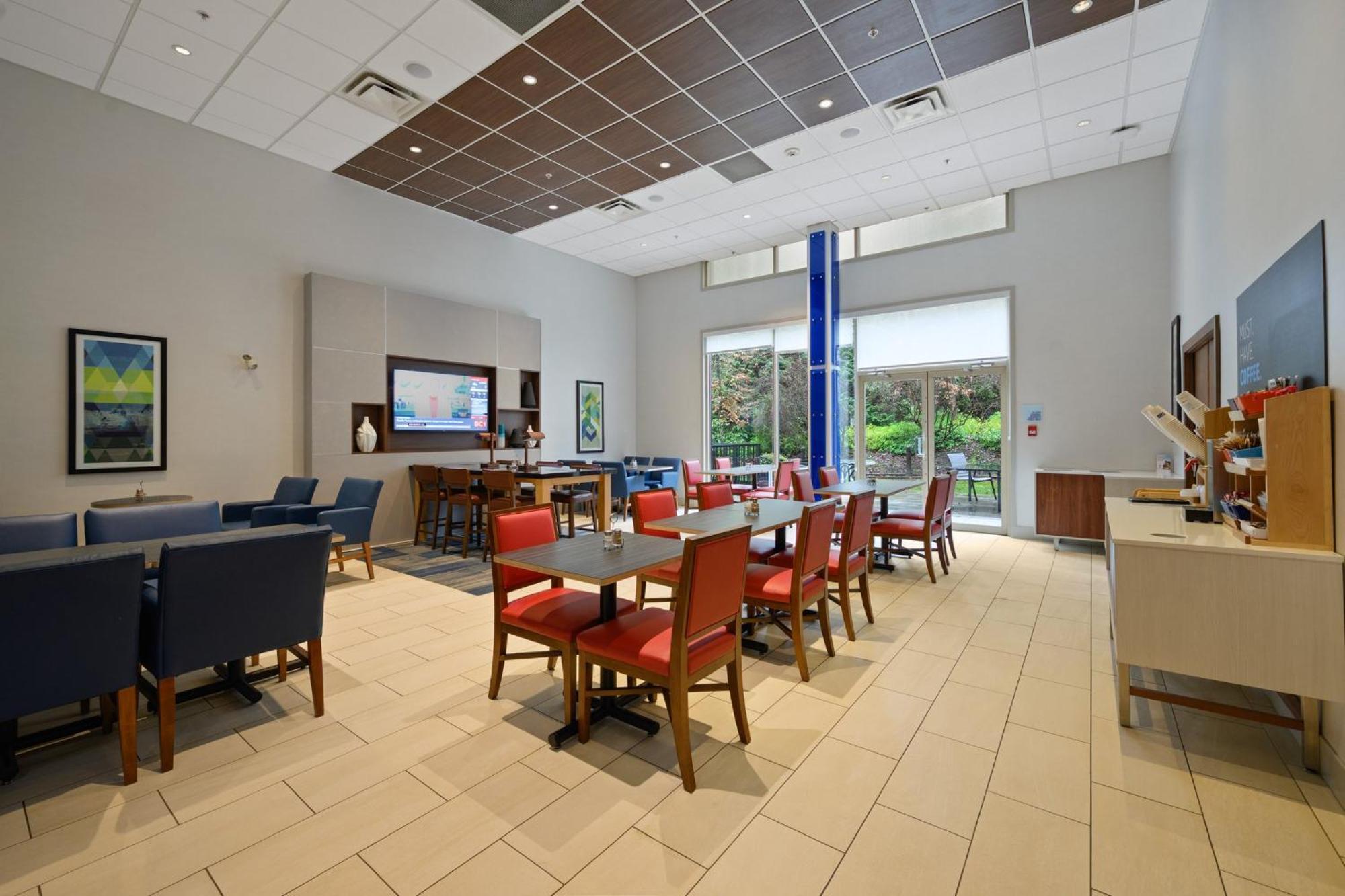Holiday Inn Express And Suites Surrey By Ihg Extérieur photo