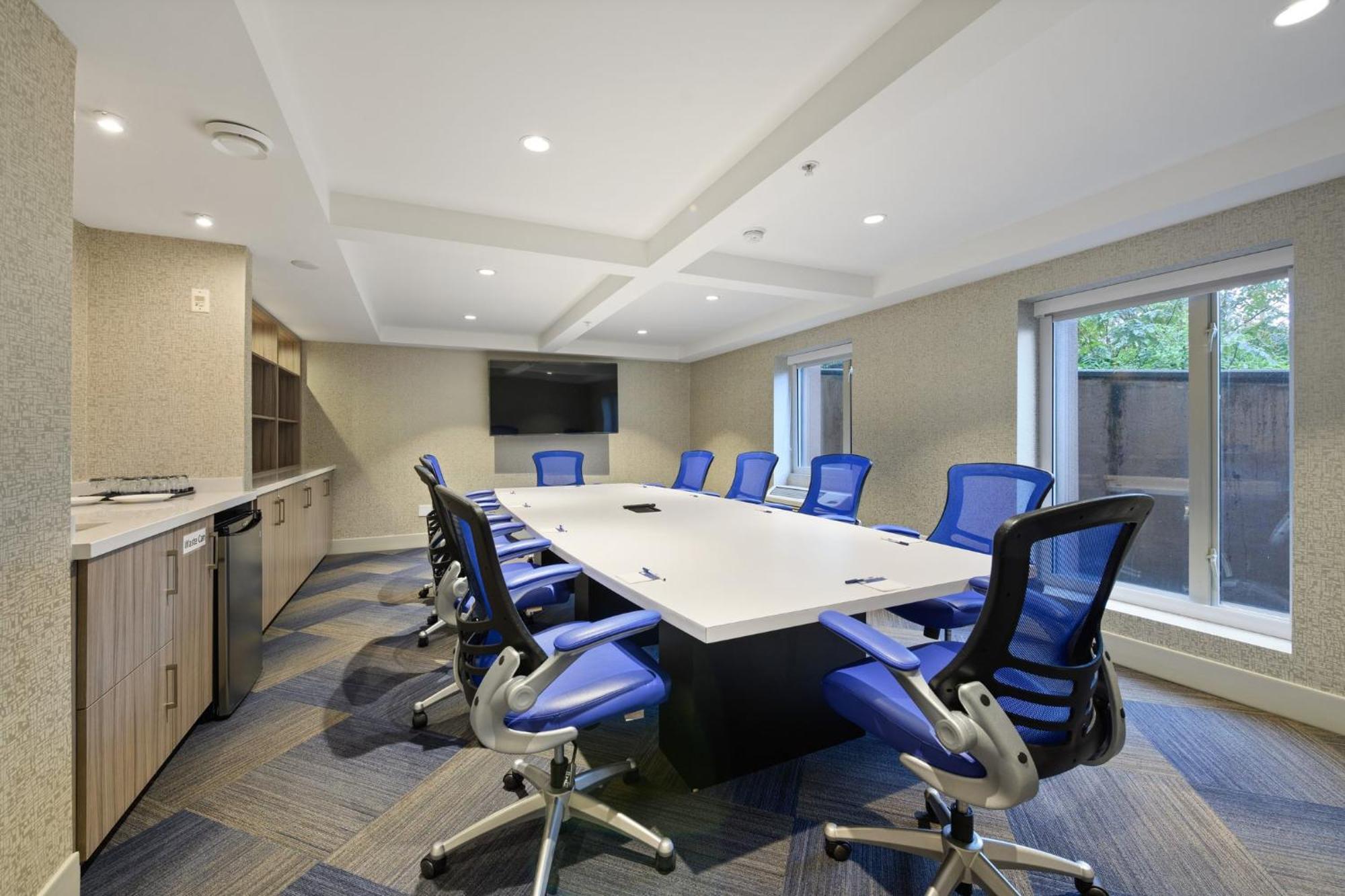Holiday Inn Express And Suites Surrey By Ihg Extérieur photo