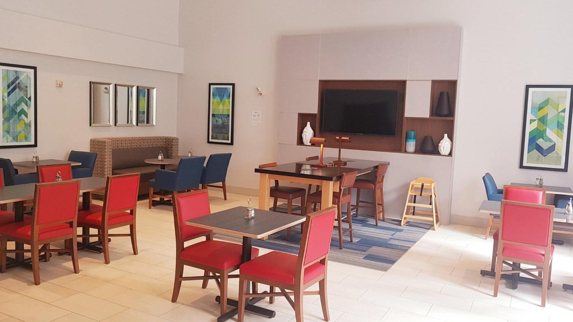 Holiday Inn Express And Suites Surrey By Ihg Extérieur photo