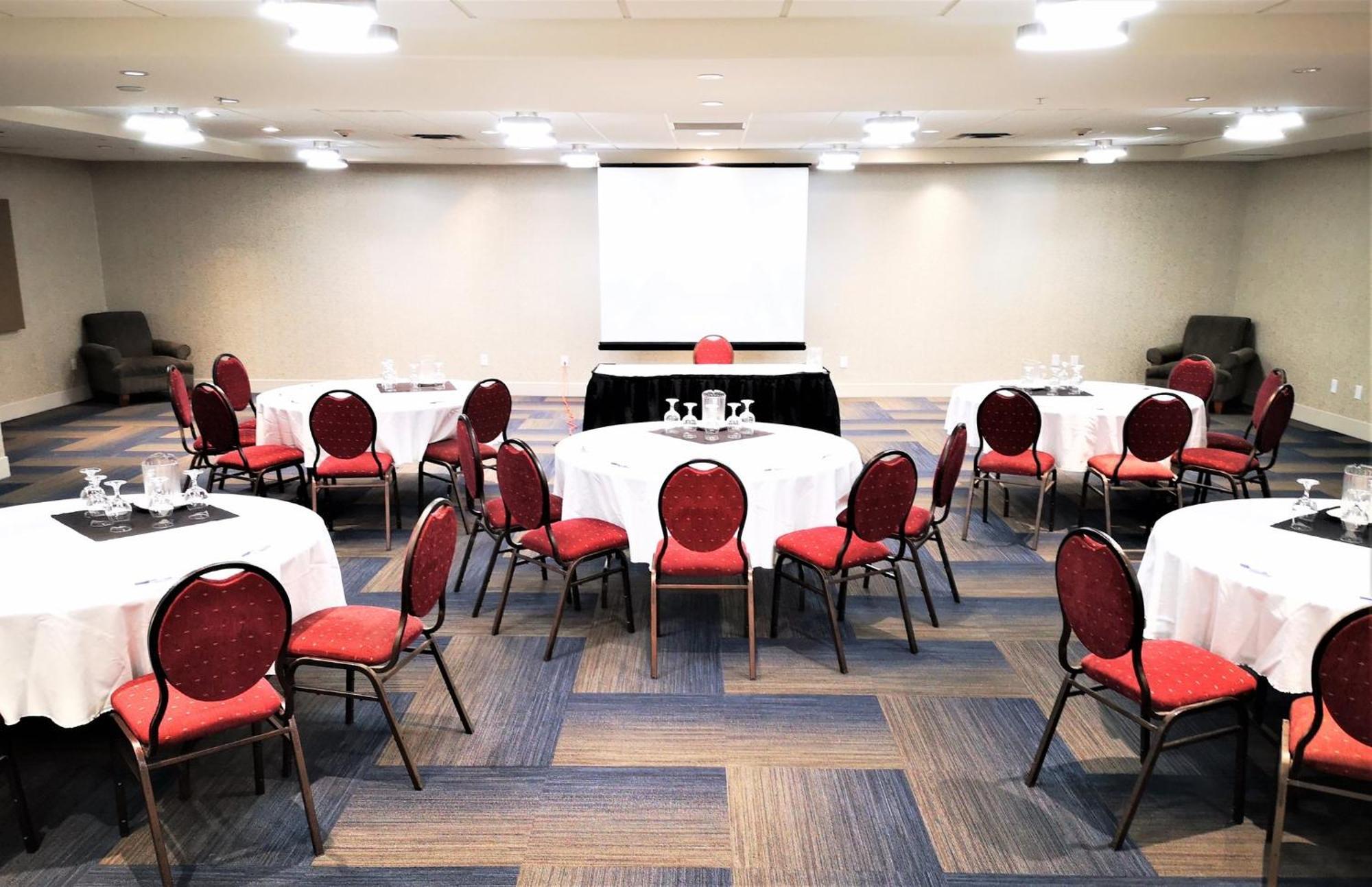 Holiday Inn Express And Suites Surrey By Ihg Extérieur photo