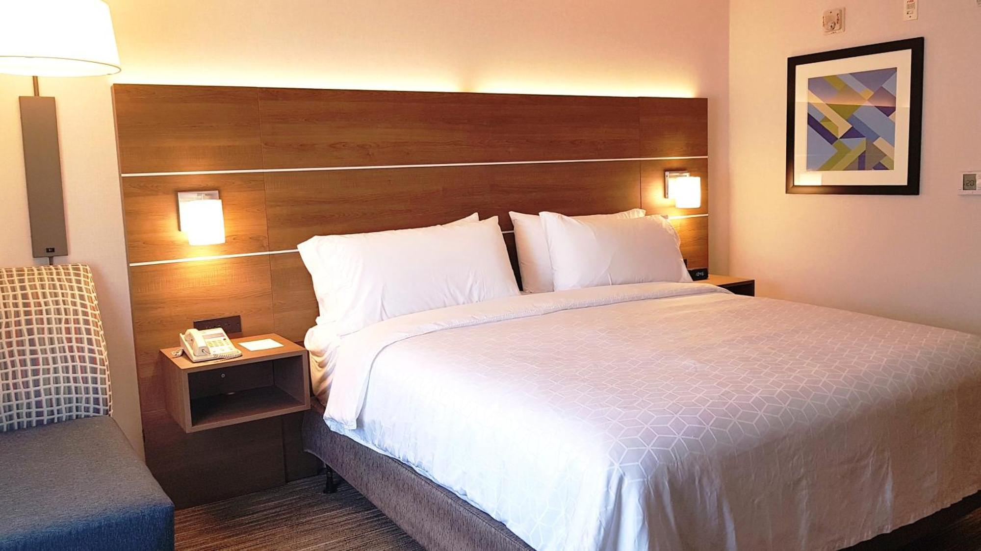 Holiday Inn Express And Suites Surrey By Ihg Extérieur photo