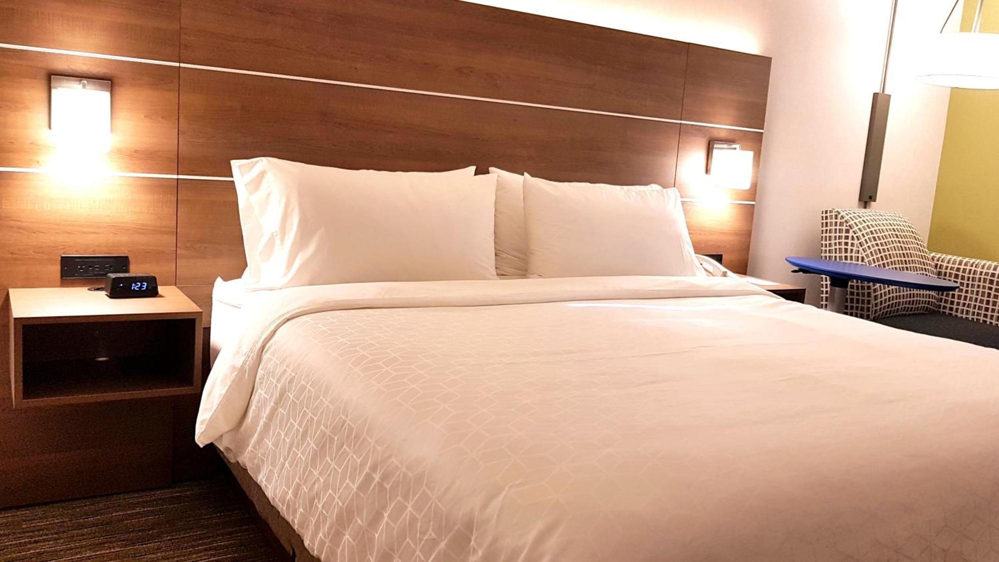 Holiday Inn Express And Suites Surrey By Ihg Extérieur photo