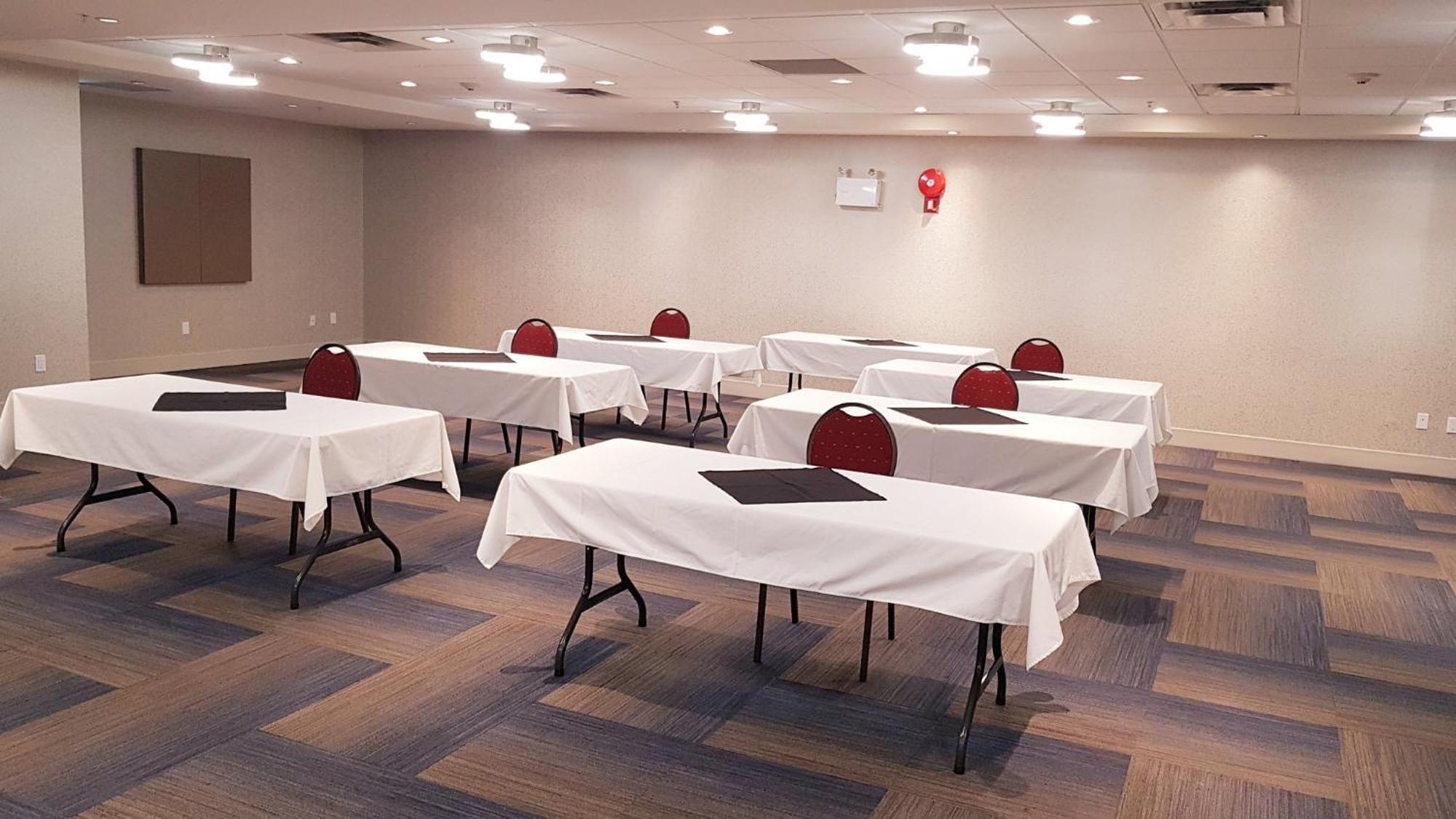 Holiday Inn Express And Suites Surrey By Ihg Extérieur photo
