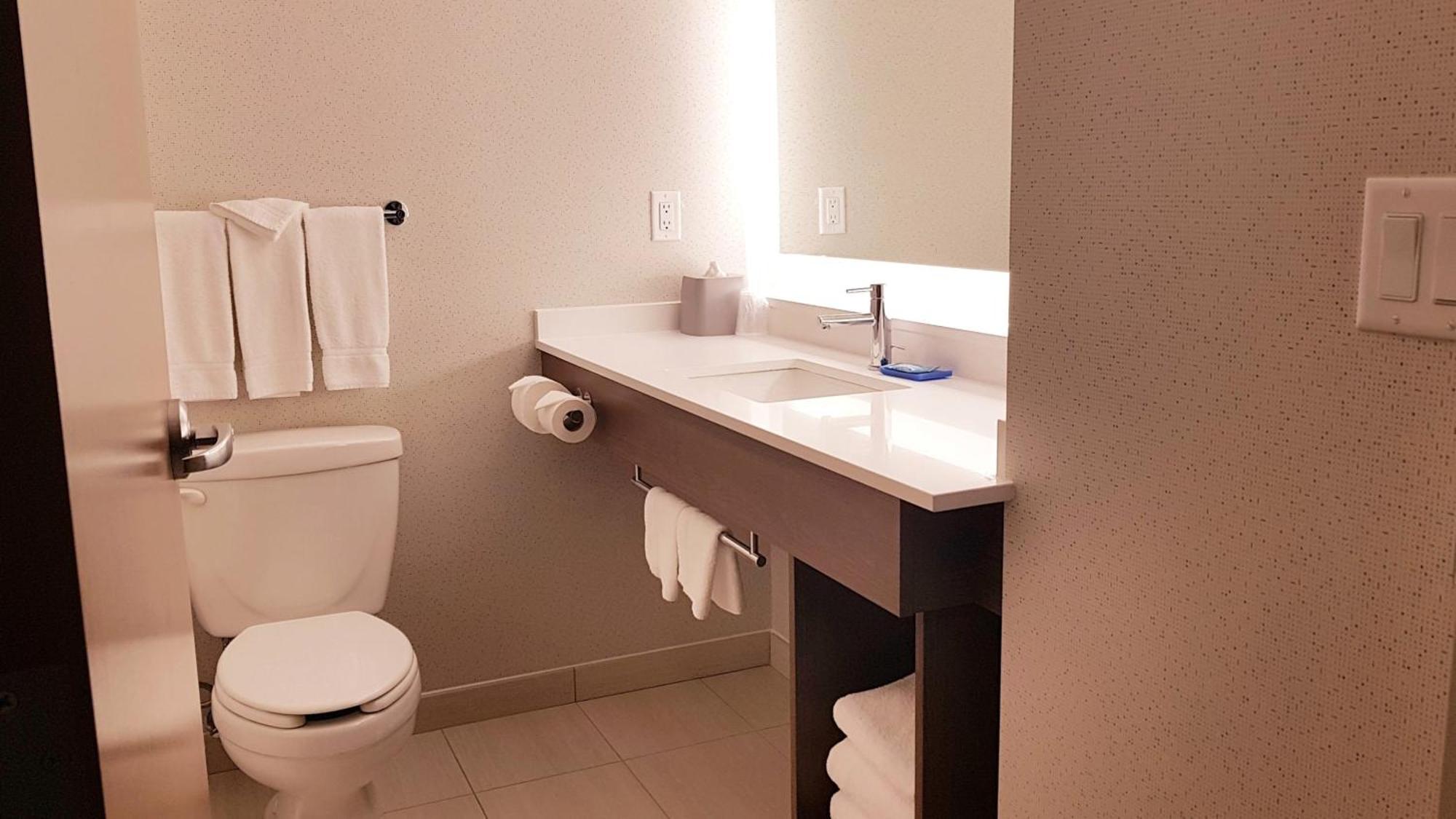 Holiday Inn Express And Suites Surrey By Ihg Extérieur photo