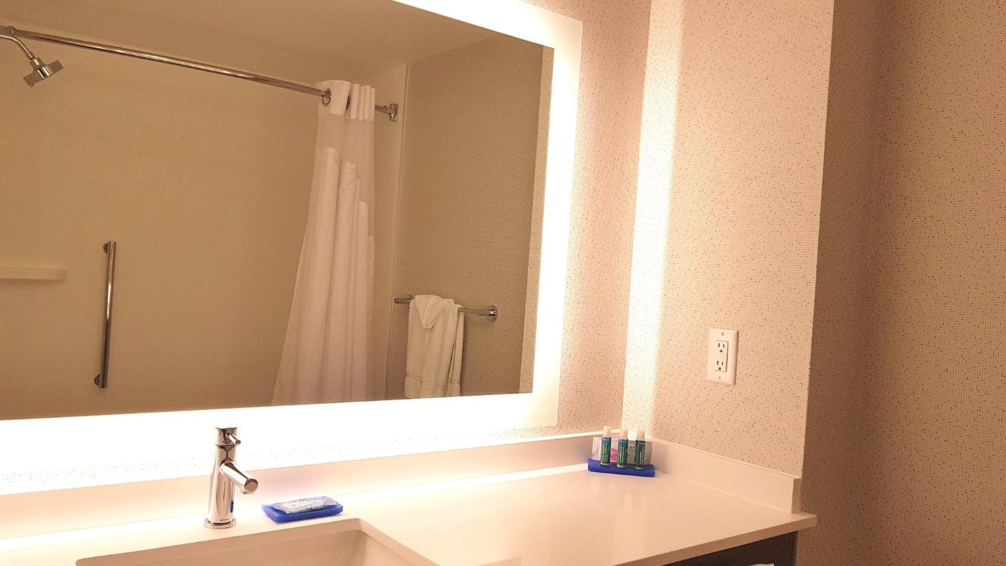 Holiday Inn Express And Suites Surrey By Ihg Extérieur photo