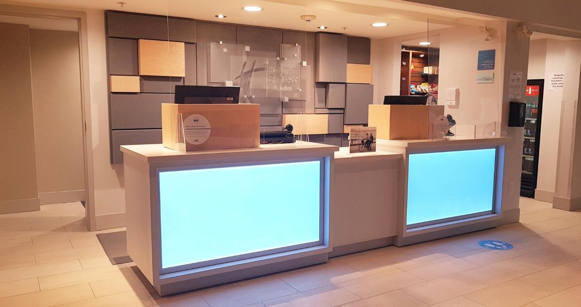 Holiday Inn Express And Suites Surrey By Ihg Extérieur photo
