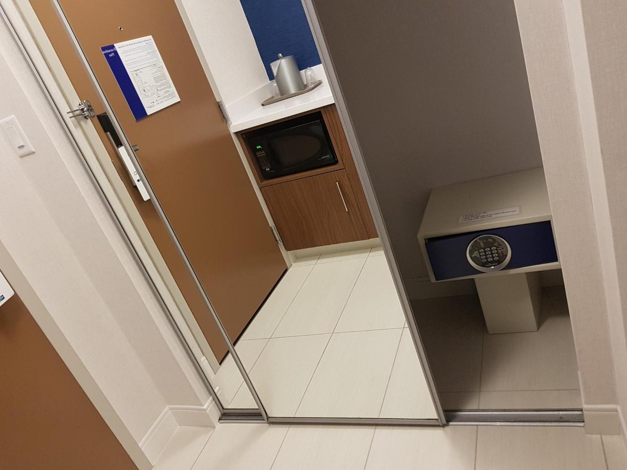 Holiday Inn Express And Suites Surrey By Ihg Extérieur photo