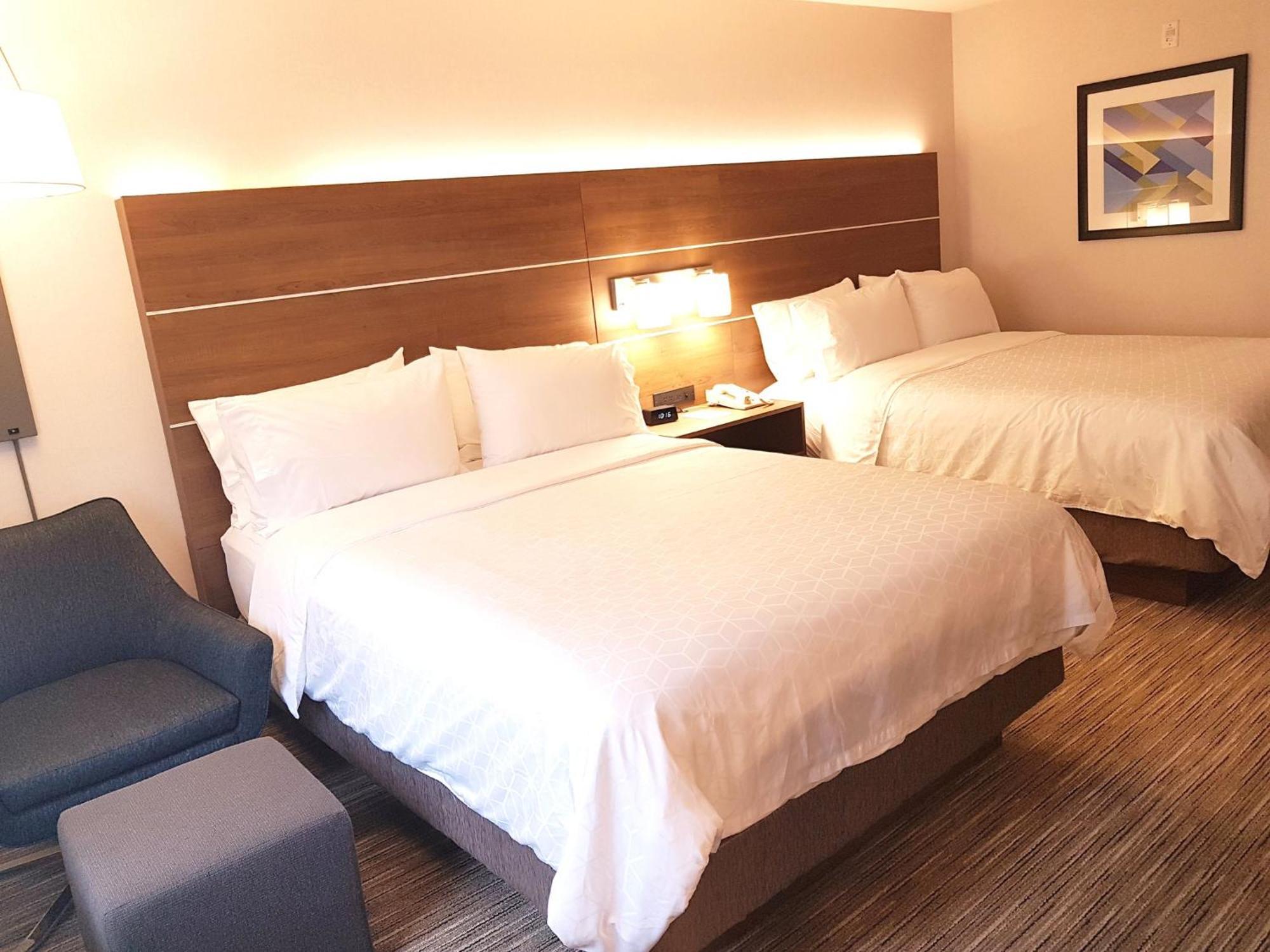 Holiday Inn Express And Suites Surrey By Ihg Extérieur photo