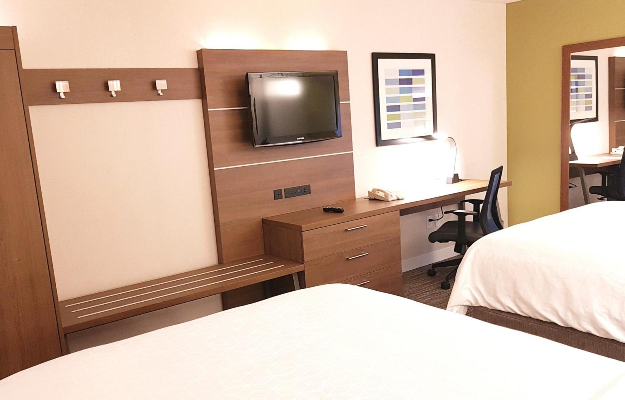 Holiday Inn Express And Suites Surrey By Ihg Extérieur photo