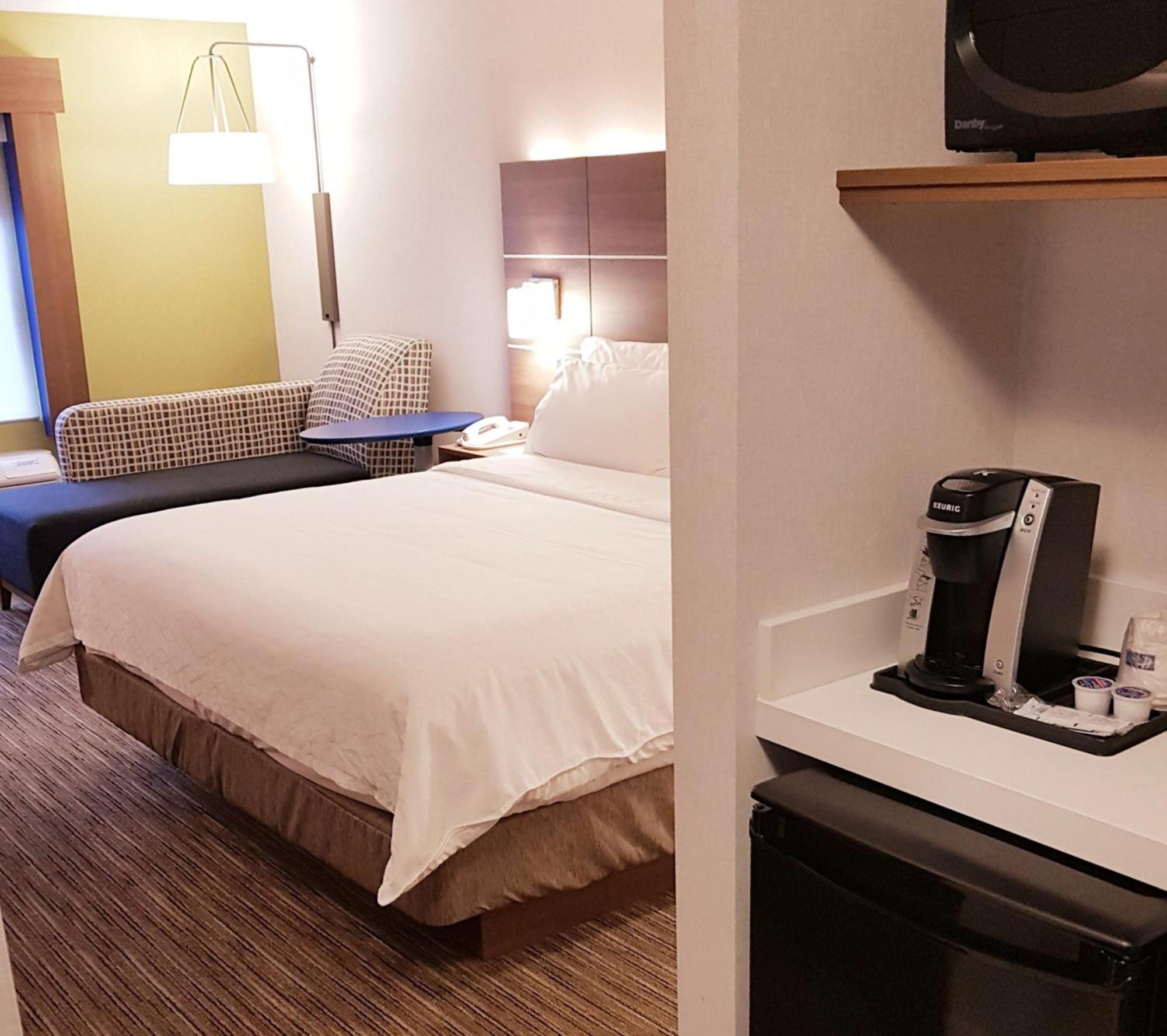 Holiday Inn Express And Suites Surrey By Ihg Extérieur photo