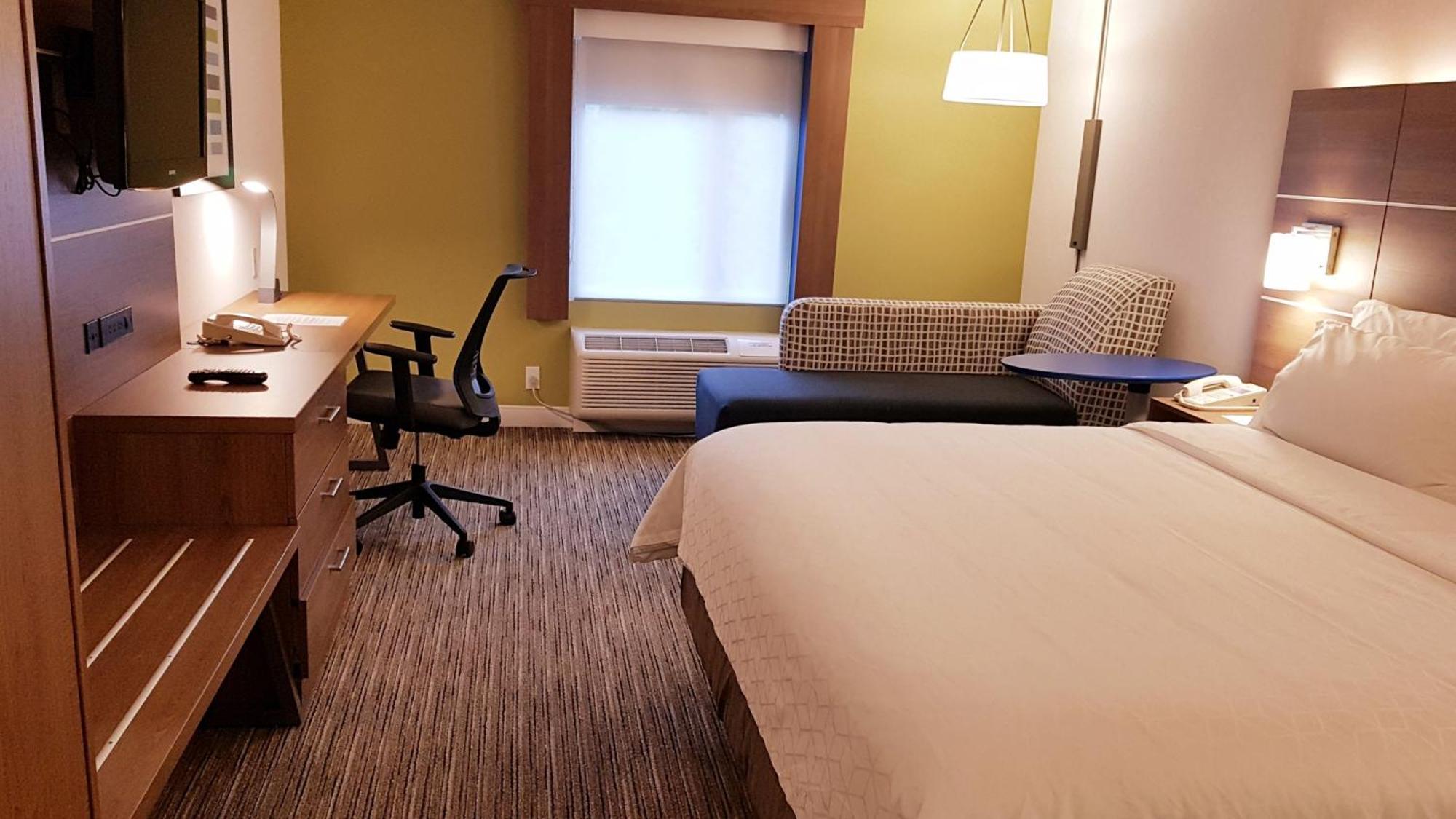 Holiday Inn Express And Suites Surrey By Ihg Extérieur photo