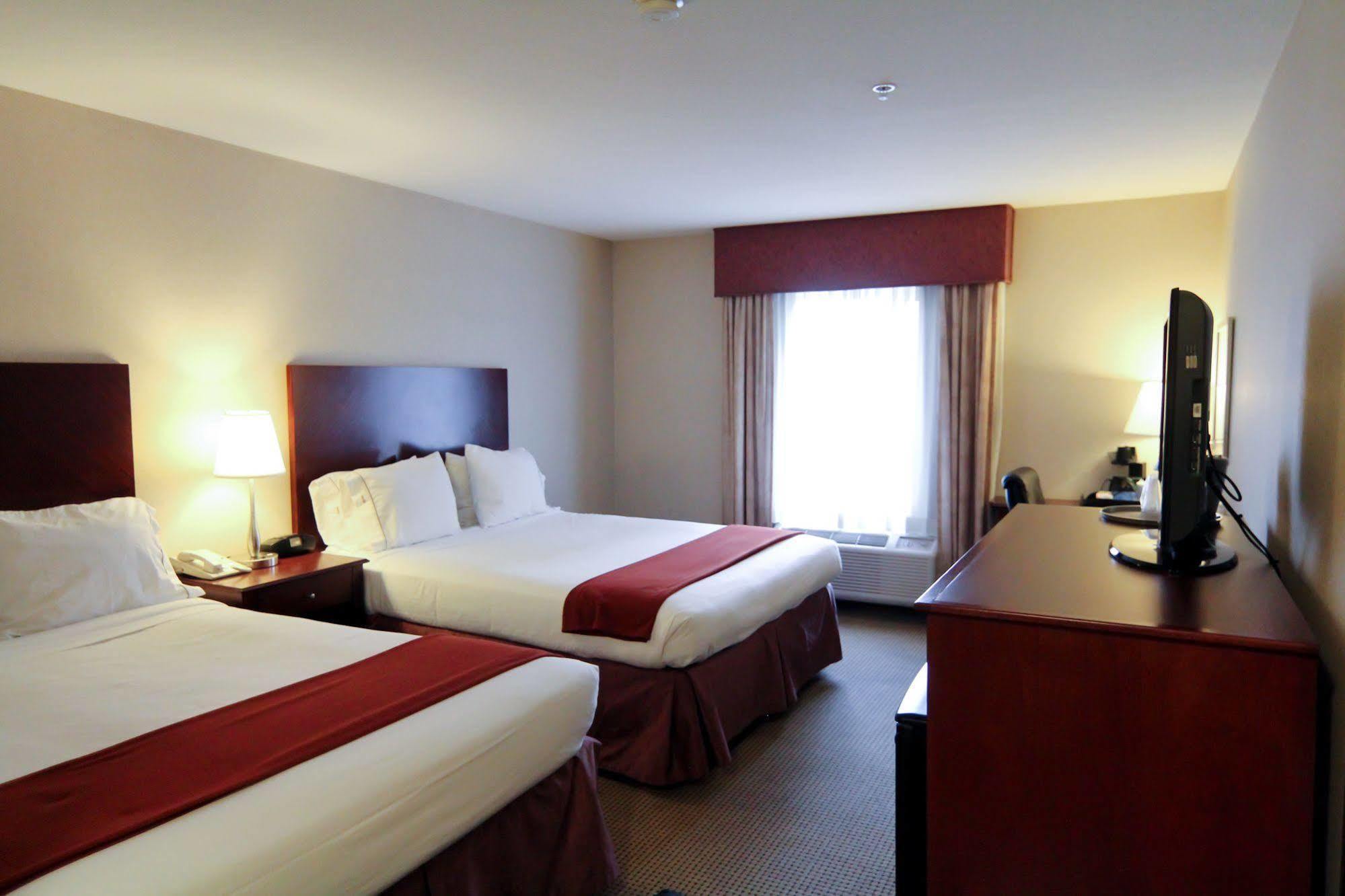 Holiday Inn Express And Suites Surrey By Ihg Extérieur photo