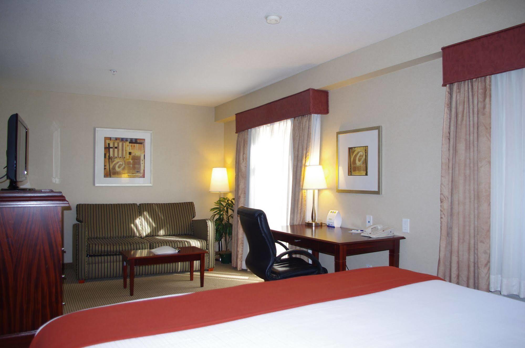 Holiday Inn Express And Suites Surrey By Ihg Extérieur photo