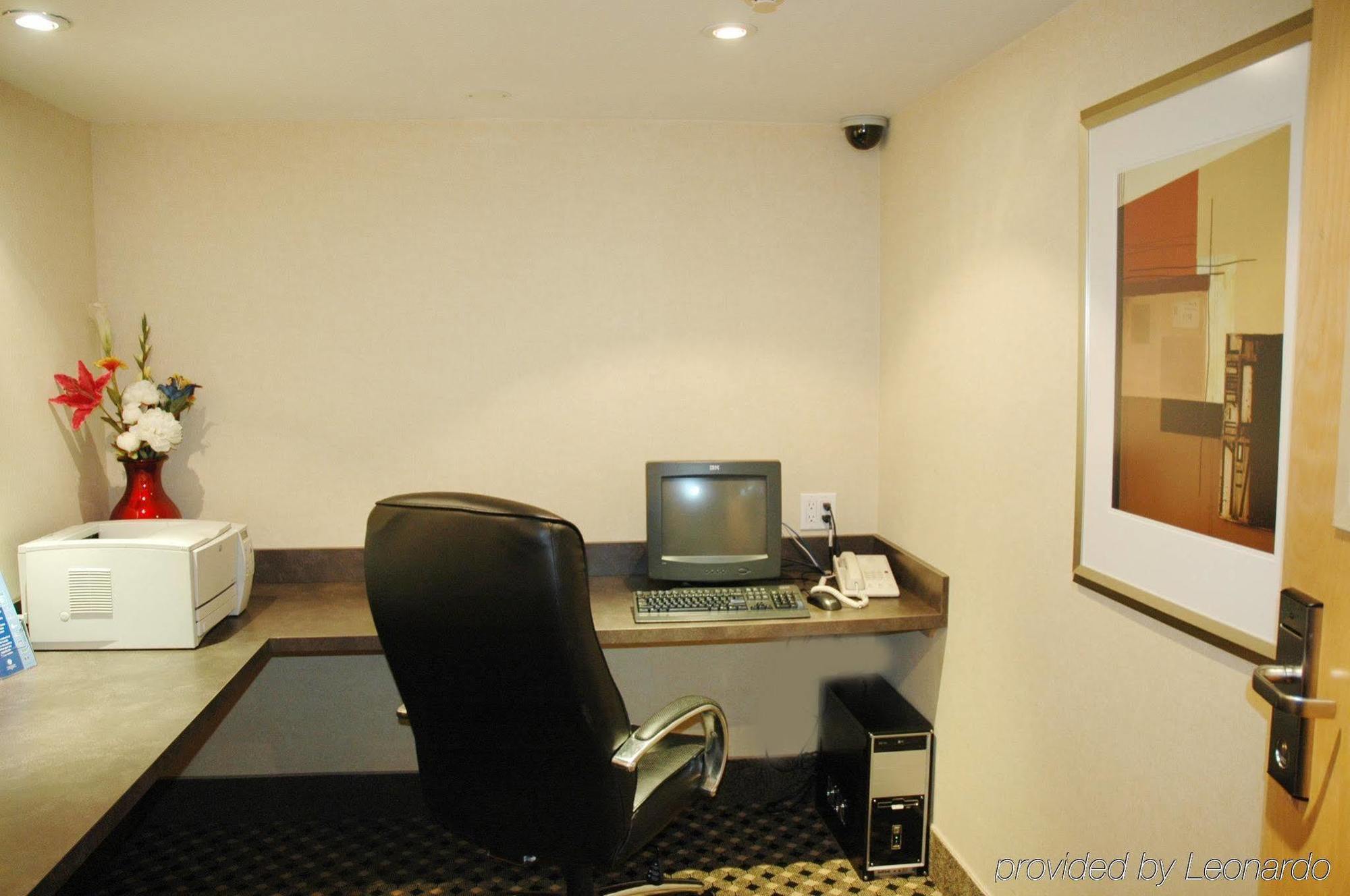 Holiday Inn Express And Suites Surrey By Ihg Extérieur photo