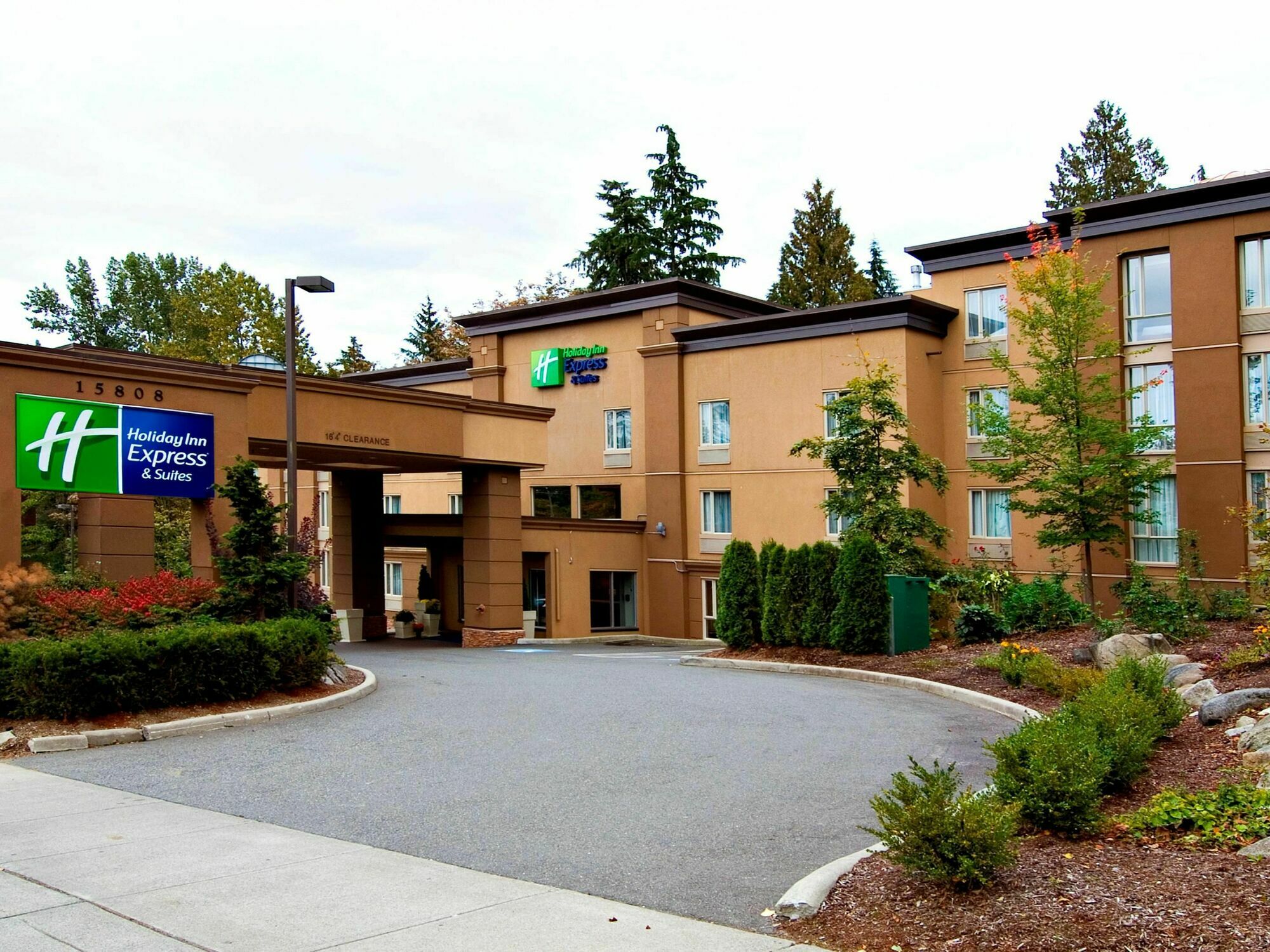 Holiday Inn Express And Suites Surrey By Ihg Extérieur photo