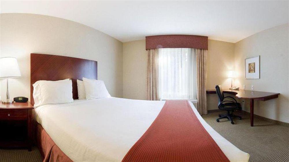 Holiday Inn Express And Suites Surrey By Ihg Extérieur photo